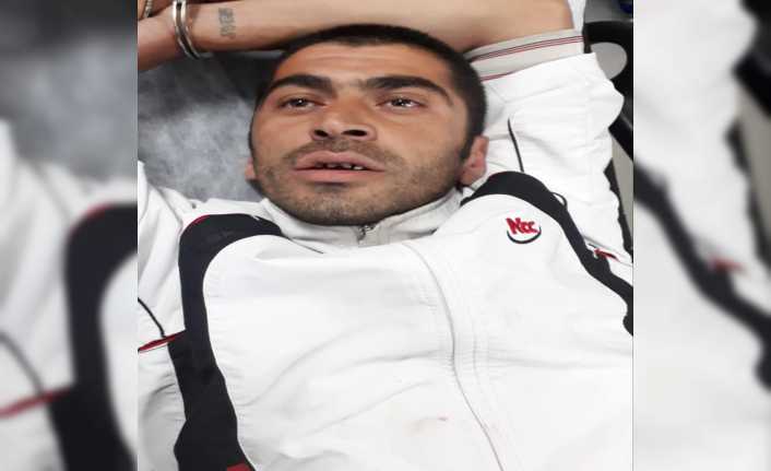 Kadıköy’de cezaevi firarisi bir şahsın önüne gelen kişileri rastgele bıçaklaması