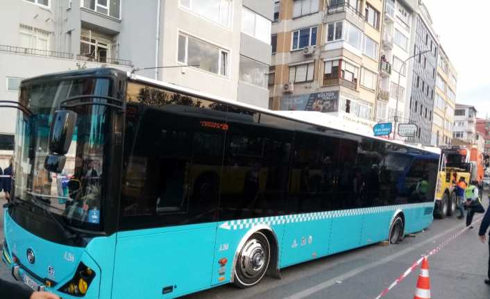 Kadıköy Rıhtım Caddesi’nde yolda yaşanan çökme nedeniyle özel halk otobüsünün