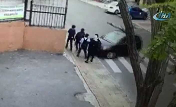 İstanbul Ataşehir’de kadın öğretmenin idaresindeki otomobil öğrencilerin arasına daldı. 2