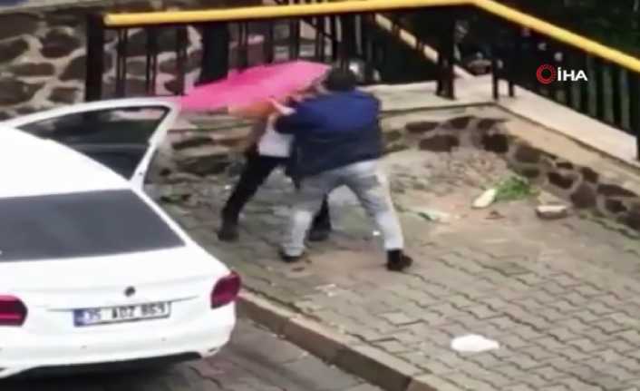 İzmir’de sokak ortasında bir kadını darp eden bir şahıs yakalandı.