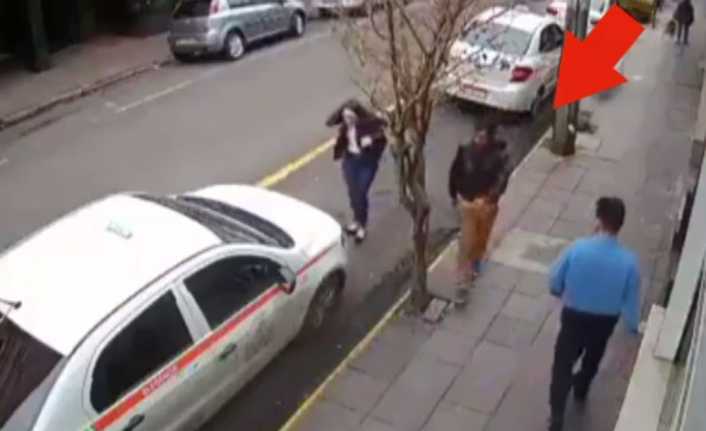 Kadına bastonla saldırdı. O anlar kameraya böyle yansıdı.