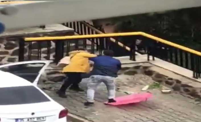İzmir’de çekildiği öğrenilen ve tepki çeken görüntülerde, bir kadın sokak