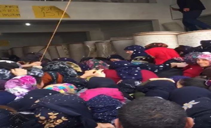 Şanlıurfa’da indirimi duyan kadınlar akın ettikleri mağazada izdihama neden oldu.