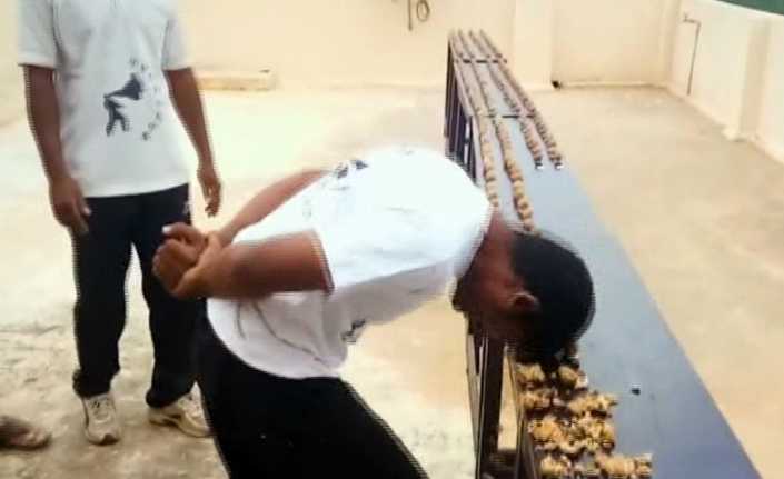 Hindistan’da bir kişi, kafasıyla 1 dakikada tam 217 ceviz kırarak