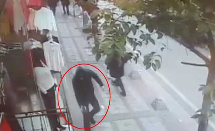 İstanbul Kağıthane’de kaldırımda yürüyen bir adam, yüzü maskeli bir şahıs