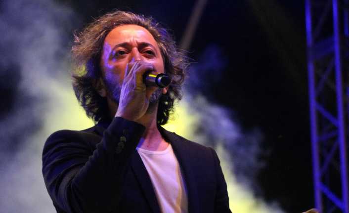 Kahramanmaraş’ta 2’incisi düzenlenen dondurma festivali kapsamında vatandaşlar Fettah Can konseriyle
