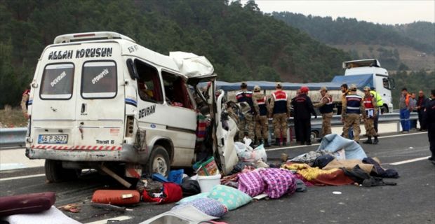 Kahramanmaraş'ta minibüsün kamyona çarpması sonucu ilk belirlemelere göre 8 kişi
