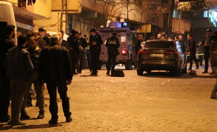 İstanbul Beyoğlu’nda bir kahvehaneye uzun namlulu silahlarla ateş açıldı. Olayda
