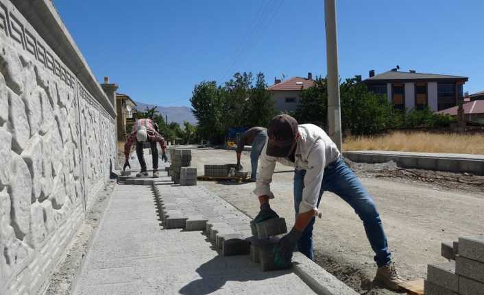 Erzincan Belediyesi, cadde ve sokaklarda kaldırım yenileme çalışmalarına devam ediyor.