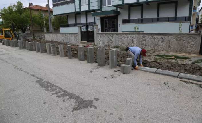Kaldırımlar Yenileniyor Kaldırım yenileme çalışmaları devam ediyor