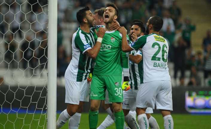 Bursaspor’da Harun Tekin’in ayrılmasının ardından kaleyi devralan Okan Kocuk, kalesine