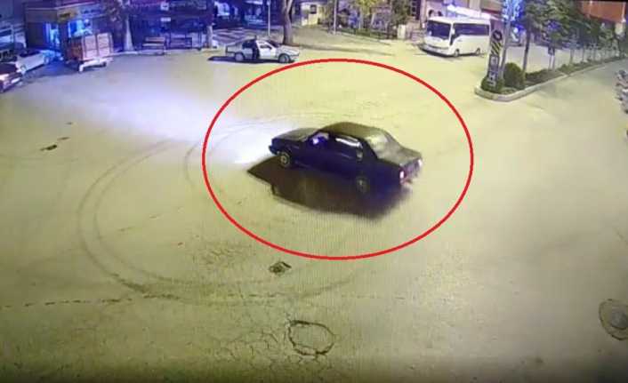 Amasya’nın Gümüşhacıköy ilçesinde ilçe meydanında Şehir polis kamerasının önünde aracıyla