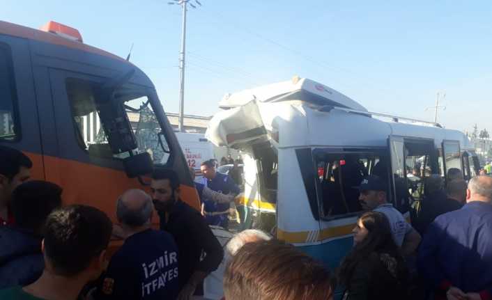 İzmir’in Menderes ilçesinde bir kamyon, şehir içi minibüsüne arkadan çarptı.