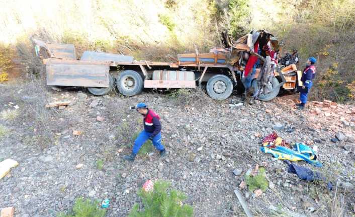 Sinop’ta tuğla yüklü kamyonun şarampole yuvarlandığı kazada 2 kişi hayatını