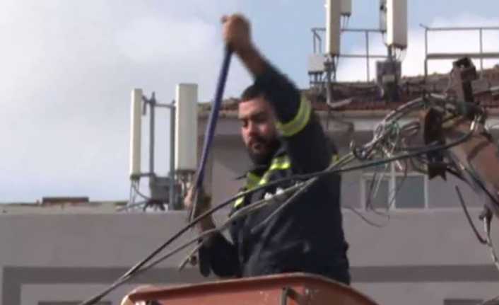 Başakşehir Altınşehir Mahallesi’nde yol kenarında bulunan elektrik direği yan yatınca