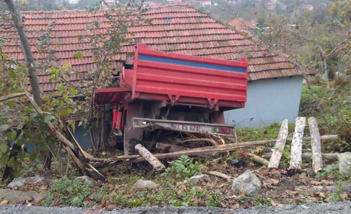 Zonguldak’ın Kilimli ilçesine bağlı Çatalağzı beldesinde park halindeyken freni boşalan