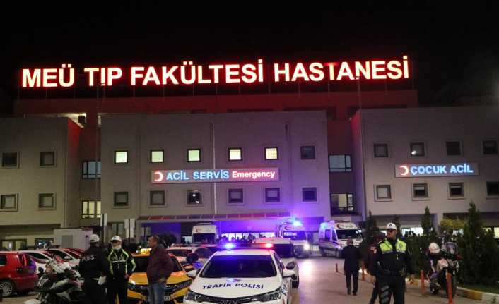 Adana-Mersin karayolunda araçları arızalanan meslektaşlarına yardım için duran polis otosuna