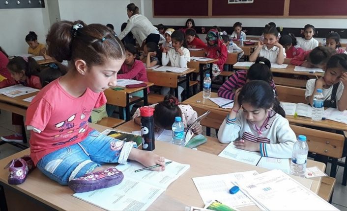 Adıyaman'da bilgi ve kültür yarışması kapsamında yapılan sınavda doğuştan iki