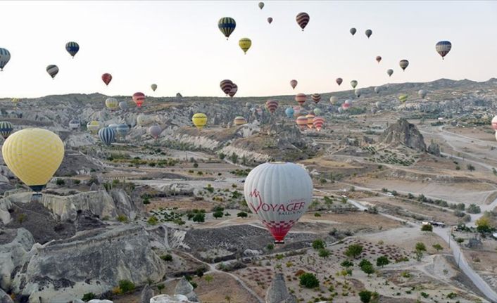 Nevşehir'de sıcak hava balonunun sepeti ile Uçhisar Kalesi'ne Anadolu Ajansının