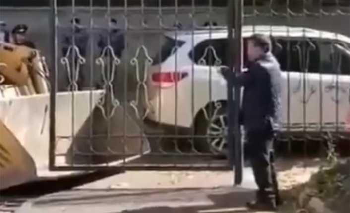 Bu hareketi canından ediyordu.