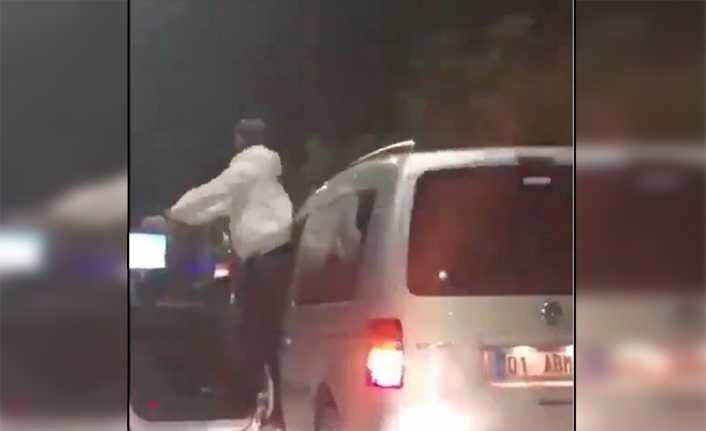 Adana’da bir sürücünün, hareket halindeki aracının kapısını açıp tehlikeye aldırmadan