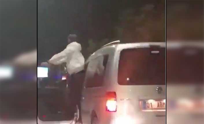 Adana’da bir sürücünün, hareket halindeki aracının kapısını açıp tehlikeye aldırmadan