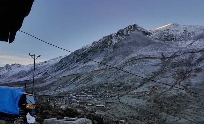 Rize’nin Çamlıhemşin ilçesinin yüksek kesimlerindeki yaylalarda kar yağışının etkisini göstermesiyle
