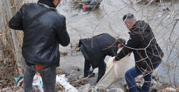 Kar eridi, FETÖ kitapları ortaya çıktı Kars’ta karlar eriyince Fetullahçı Terör Örgütü’nün (FETÖ) elebaşı Fetullah Gülen’e