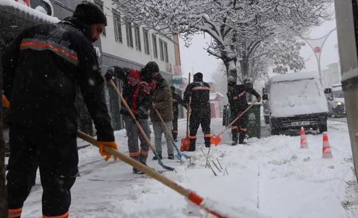 Erzincan Belediyesi Fen İşleri Müdürlüğü’ne bağlı ekipler etkili olan kar