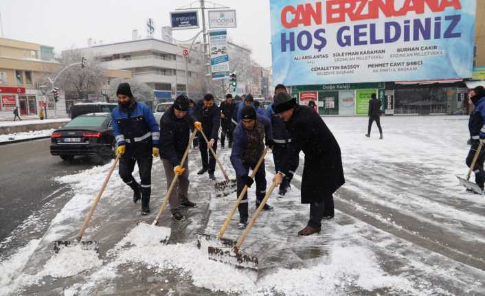 Erzincan’da iki gündür etkili olan kar yağışı şehir merkezinde etkisini