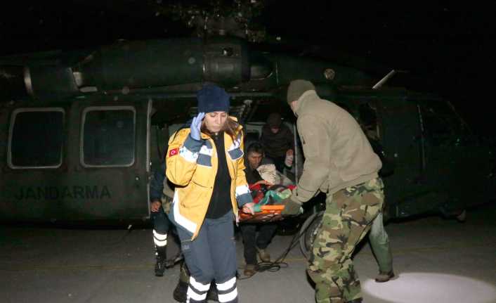 Erzincan’da olumsuz hava koşulları nedeniyle yolu kapanan Erzincan’ın Tercan ilçesine