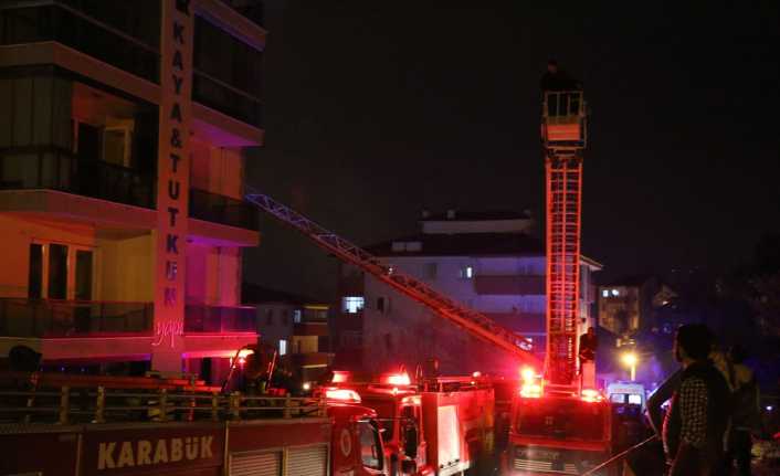 Karabük’te 5 katlı apartmanda henüz belirlenemeyen bir nedenle yangın çıktı.