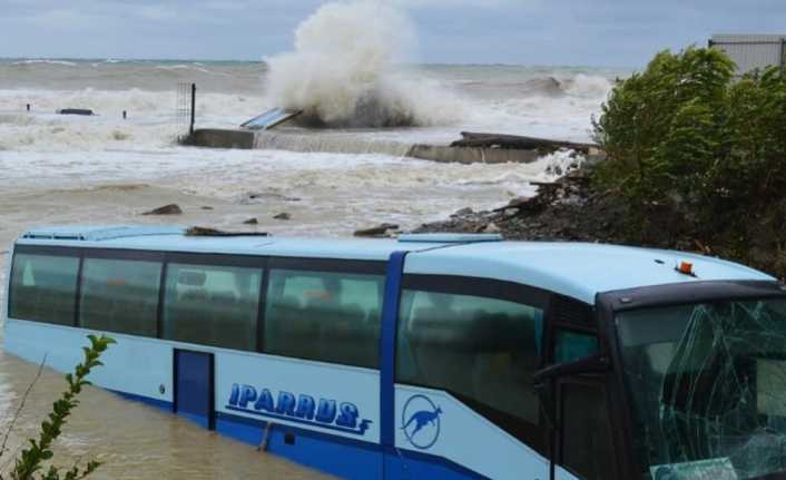 Rusya’nın Krasnodar bölgesine bağlı Novorossisk şehrinde fırtına nedeniyle Karadeniz taştı,