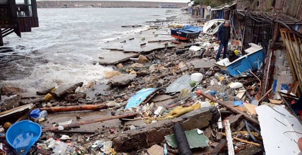 Zonguldak'da hızı saatte 40 kilometreye ulaşan fırtına nedeniyle balıkçılar ve