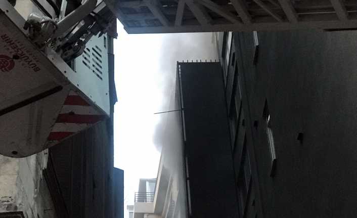 Karaköy’de 9 katlı otelin bodrum katında yangın çıktı. Yangında mahsur