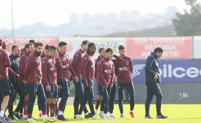 Trabzonspor Teknik Direktörü Ünal Karaman ve öğrencilerinin aklı zirvede. Fenerbahçe,