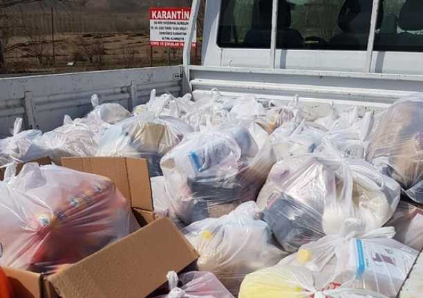 Erzincan’ın Çayırlı ilçesinde karantinaya alınan Yaylakent köyündeki ihtiyaç sahiplerine gıda