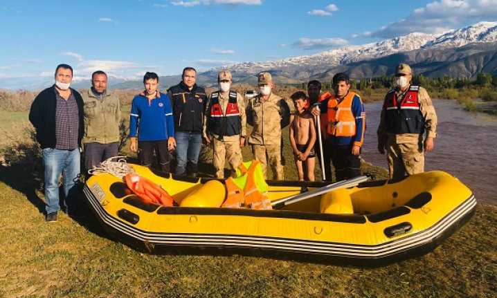 Erzincan'ın Üzümlü İlçesine bağlı Altınbaşak Beldesi yakınlarından geçen Karasu Nehri'ndeki