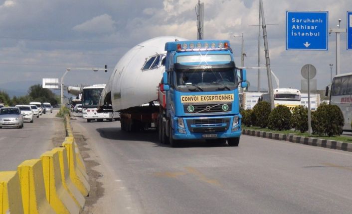 Uçuş süresini tamamlayarak hurdaya ayrılan uçak, İzmir’in Çiğli ilçesindeki Ege