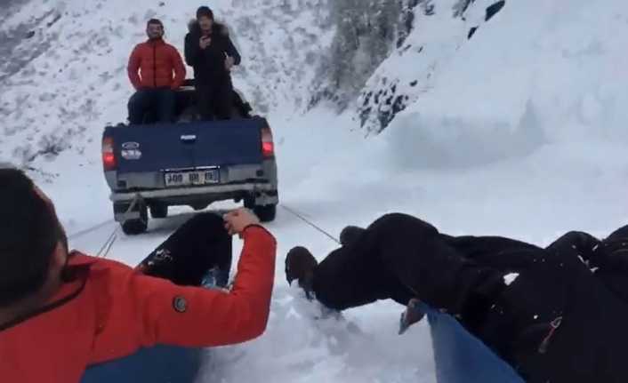 Artvin’de yüksek kesimlerde etkili olan kar yağışını fırsat bilen bazı