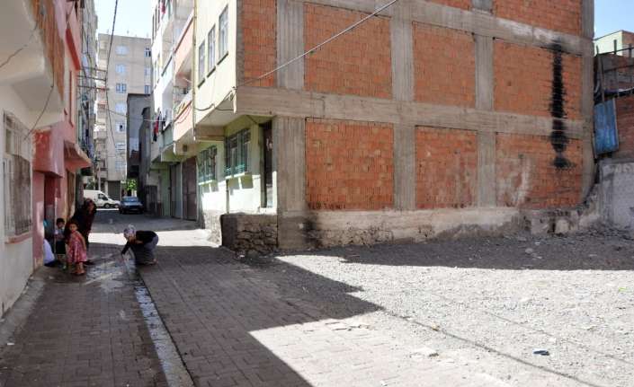 Diyarbakır’da iki kardeş arasında yaşanan silahlı kavgada, kardeşlerden biri hayatını