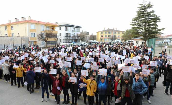 Erzincan İMKB Müşir Zeki Paşa Ortaokulunda karne dağıtım töreni düzenlendi.