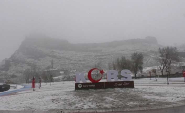 Kars’ta başlayan kar yağışı, kenti kısa sürede beyaza bürüdü.