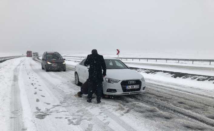 Kars-Iğdır karayolu Hanlar Geçidi mevkisinde kar ve tipi etkili oluyor.