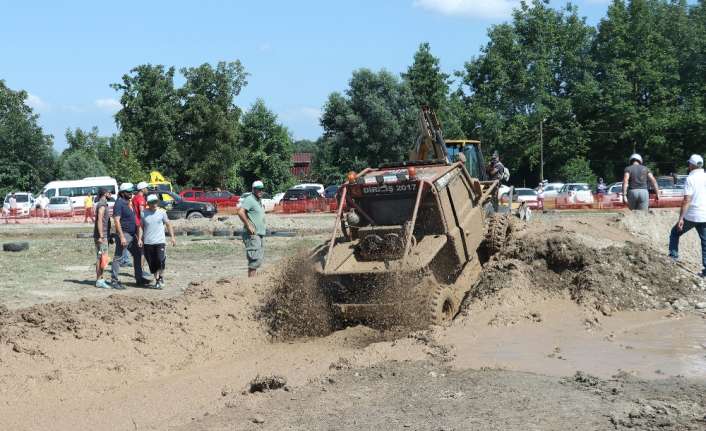 Kocaeli’nin Kartepe ilçesinde düzenlenen Off-Road yarışlarında, zorlu parkur içerisinde zamanla