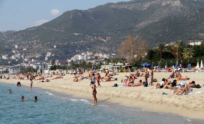 Antalya’nın Alanya ilçesinde yazdan kalma günler yaşanıyor. Hava sıcaklığının 24