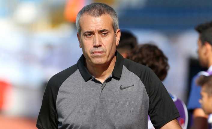 Kasımpaşa’nın Göztepe’yi ağırladığı maç öncesinde lacivert-beyazlı taraftarlar, Kemal Özdeş tezahüratları