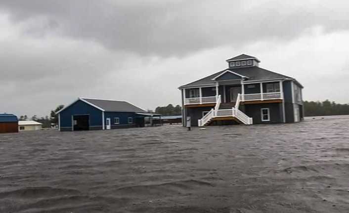 Carolina kıyılarına saatte 145 kilometrelik hızla ulaşan Florence Kasırgasının hızı