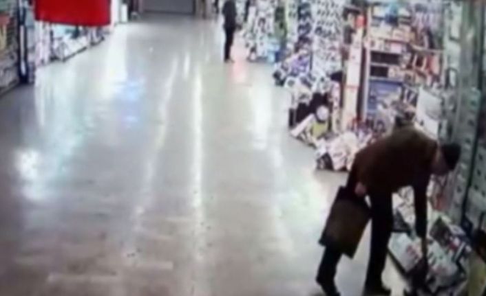 İstanbul Karaköy’de yeraltı geçidinde bir hırsız iş yerinin önündeki 20