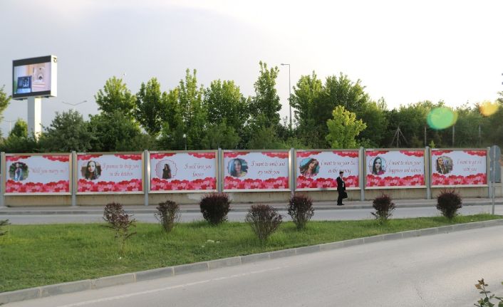 Kastamonu’da İngilizce Öğretmeni Mustafa Başer, üniversite kampusü girişindeki reklam panolarına
